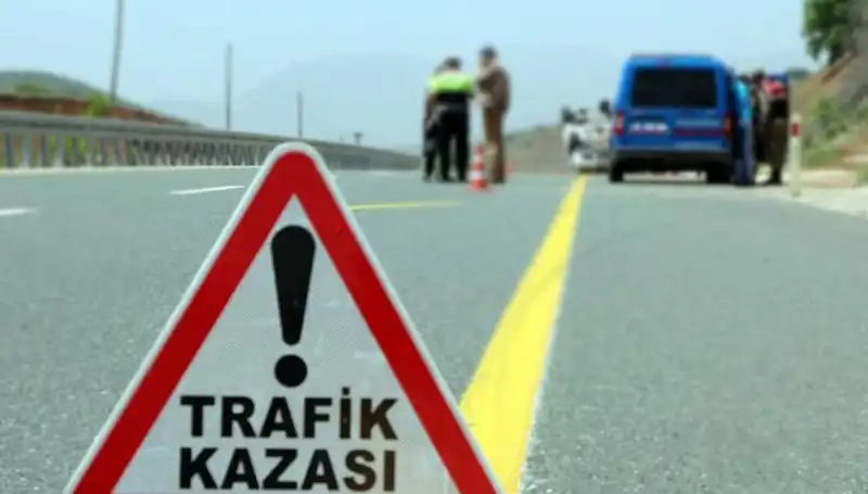 Otomobil ve Hafif Ticari Araç Çarpıştı: 6 Can Kaybı