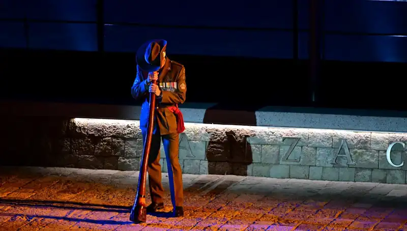 Anzak Koyu’nda Duygusal Şafak Ayini: Anma Töreninin Anlamı ve Önemi