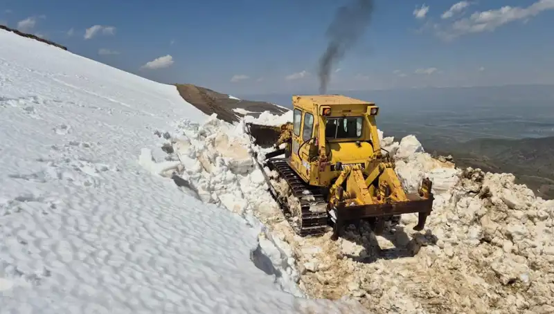 Nisan Ayında 2 Metreyi Bulan Karlı Yolda Cesur İşçilere Anlamlı Bir Mücadele
