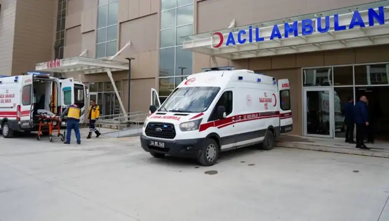 Erzincan'da Şok Kaza: Bir Can Aldı, Üç Kişi Yaralandı
