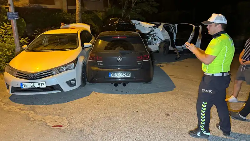 Alkollü Sürücü Sokağı Savaş Alanına Çevirdi: Üç Araç Hasar Gördü