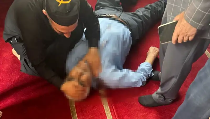 Camide Namaz Kılan Adam Bıçaklı Saldırıya Uğradı: Olayın Ayrıntıları!