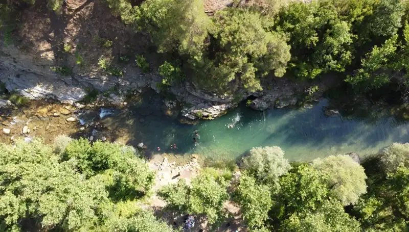 Adana'nın Sıcaklarında Yaylacılar Doğal Su Noktalarında Serinliyor