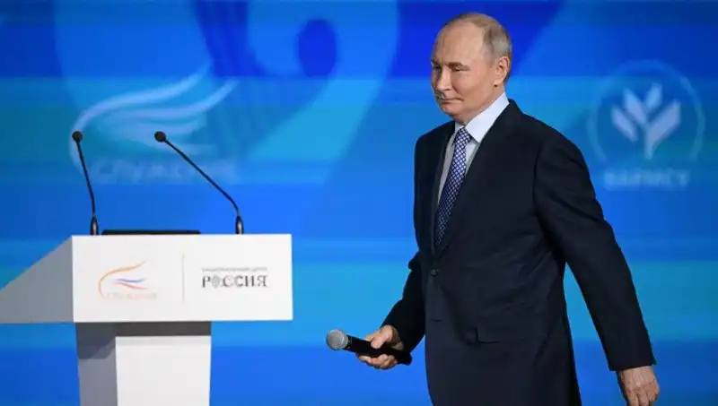 Rusya'da "Yabancı Ajan" Yasası: Putin İmzayı Attı, Neler Olacak?