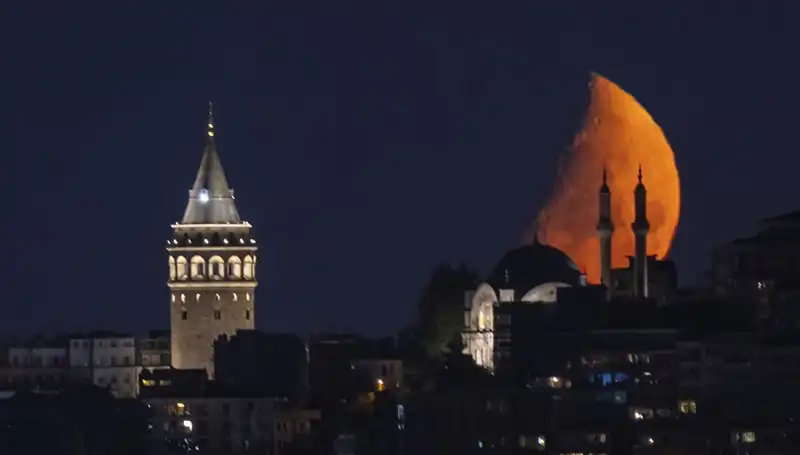 İstanbul'da Yarım Ay Manzarası: Göz Alıcı Güzellik Şehirdeki Hayatı Renklendiriyor