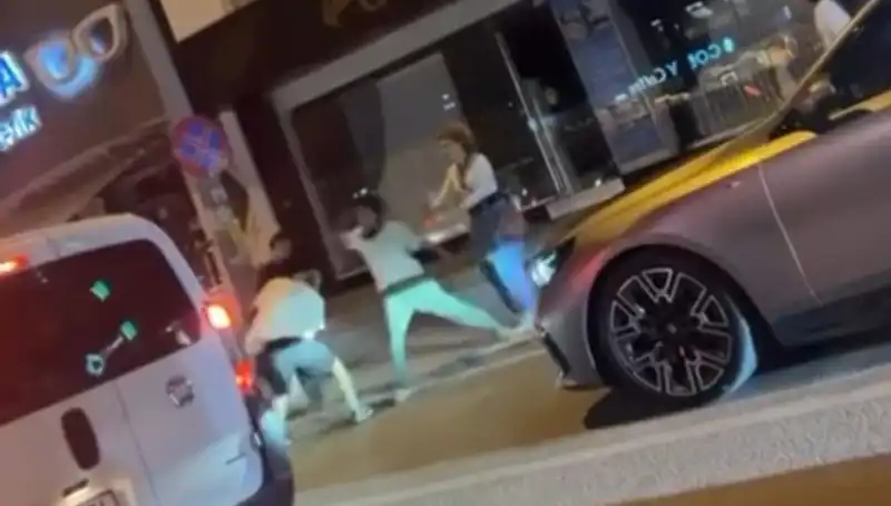 Cadde Boks Ringine Dönüştü: Yumruklar Havada Uçuştu, Halk Şokta!