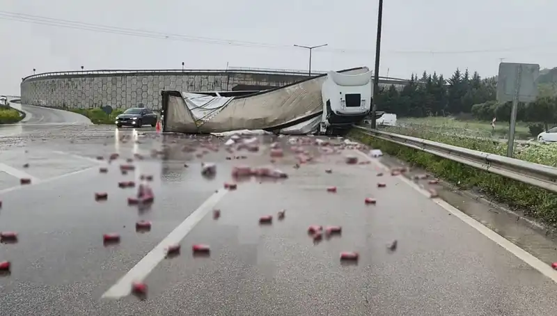 TIR Devrildi, İçkiler Yola Saçıldı: Olay Yerin Sakinliği Bozdu