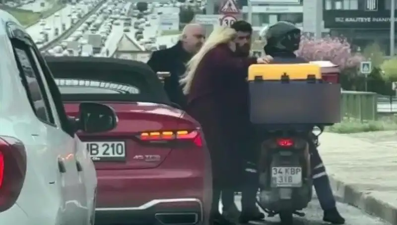 D-100'de Motokuryeye Silah Çeken Adamın Şok Edici Anları Kameralara Yansıdı