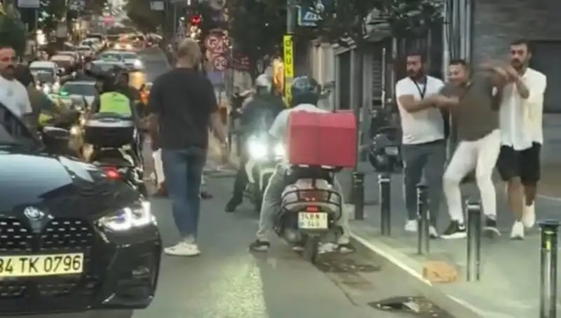Nişantaşı'nda Yol Verme Tartışmasında Sopalı Kavga: Kadın Gözaltına Alındı