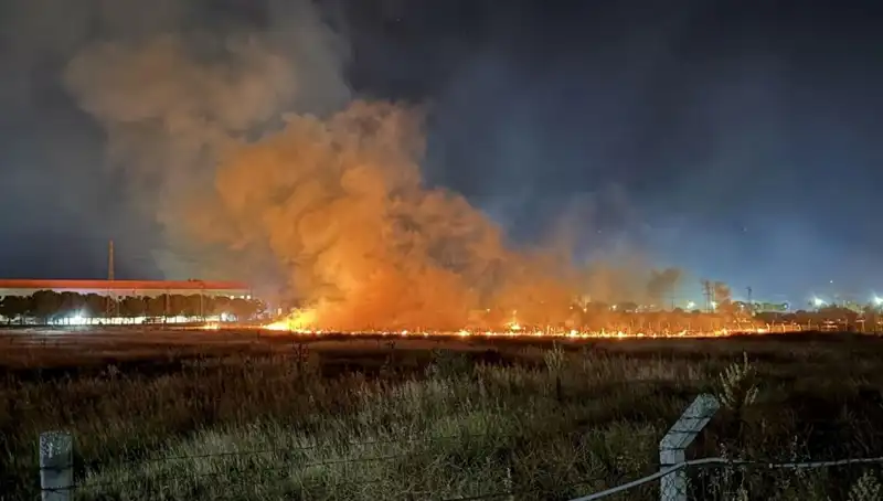 İzmir'de Gece Yarısı Çıkan Yangın, Şehirde Korku Dolu Anlar Yaşattı