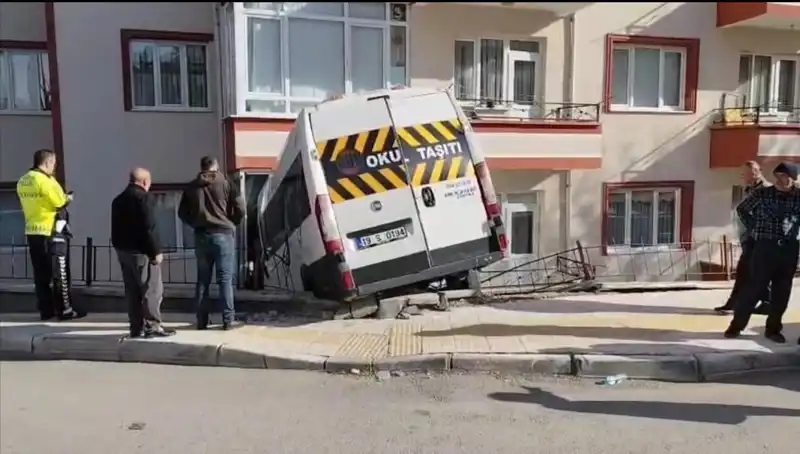 Okul Servisi Hızla Balkona Daldı: İki Öğrenci Yaralandı