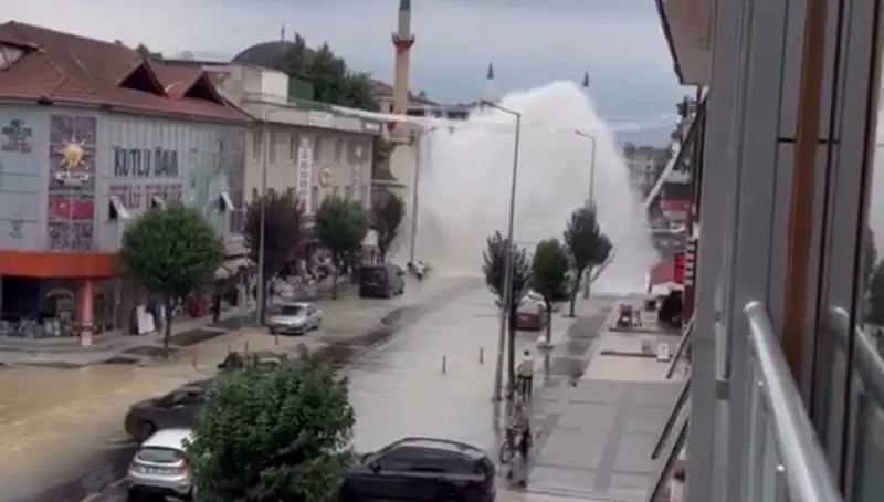 Yalova'da İçme Suyu Hattı Patladı: Su Fışkırması Vatandaşları Şaşırttı