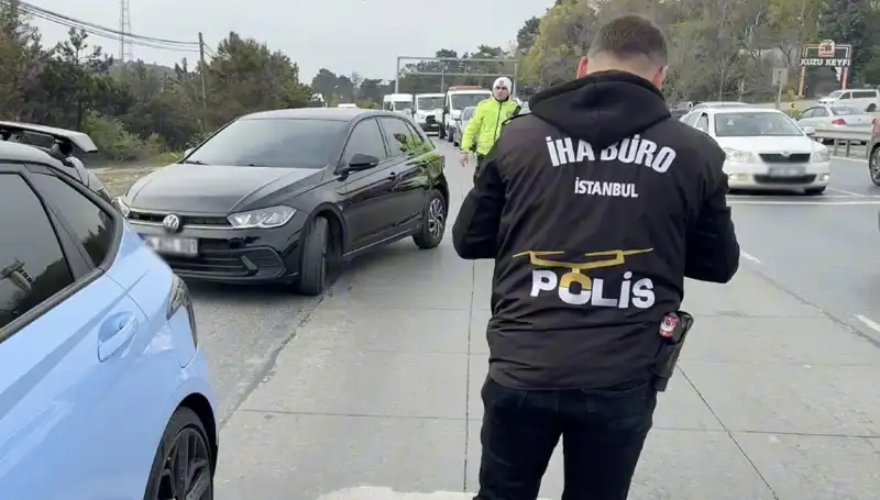 Emniyet Şeridini İhlal Eden Sürücü, Tam Zamanında Yolda Bulduğu Suçla Yakalandı