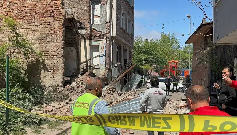 Fatih'te Deprem Felaketi: Bir Bina Çöktü, Umutsuz Aileler Kaldı