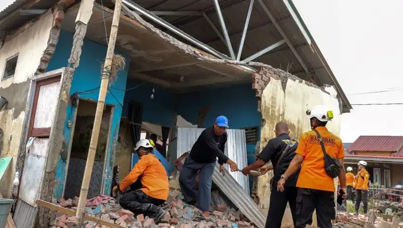 Endonezya'da 5,7 Büyüklüğünde Deprem: 8 Ev Yıkıldı, Tüm Ülke Tedirgin!