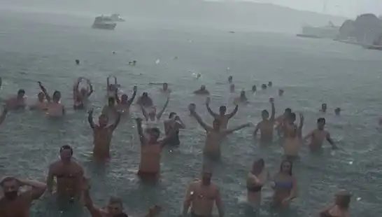 İstanbul'da Yağmura Rağmen Bebek'te Denize Girenlerle Dolu Bir Pazar