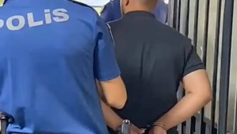 İzmir'de Polisin Tutuğunu Saldırgan Şahıs Adliyeye Sevk Edildi