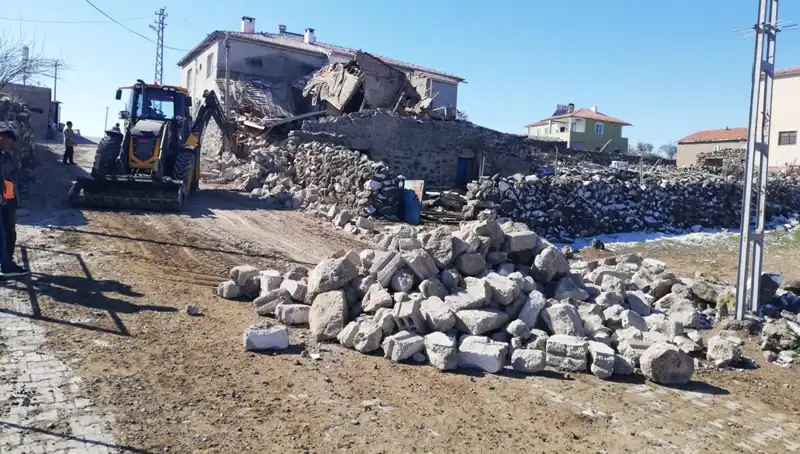 Kayseri’de Şok Olay: Ahır Çöktü, 35 Hayvan Telef Oldu!