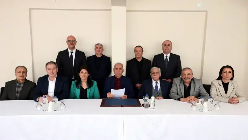 PKK'nın Fesih İlanı: Türkiye'de Terörsüz Bir Gelecek Mi Bekliyor?