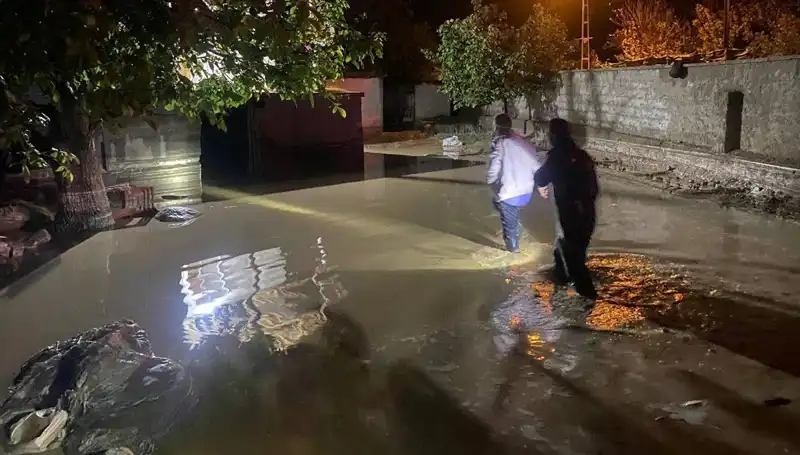 20 Dakikada Gelen Yağmur, Hayatı Olumsuz Etkiledi: Evsiz Kalanlar Var!