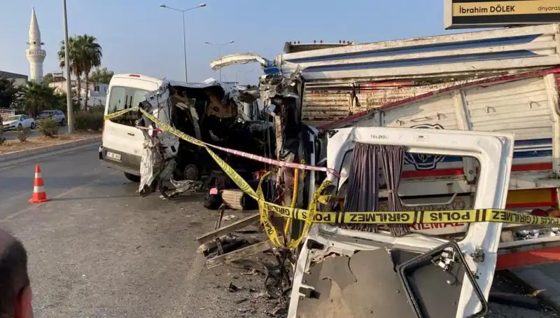 Mersin Tatil Yolu Üzerinde Feci Kaza: Hayatını Kaybedenler Var