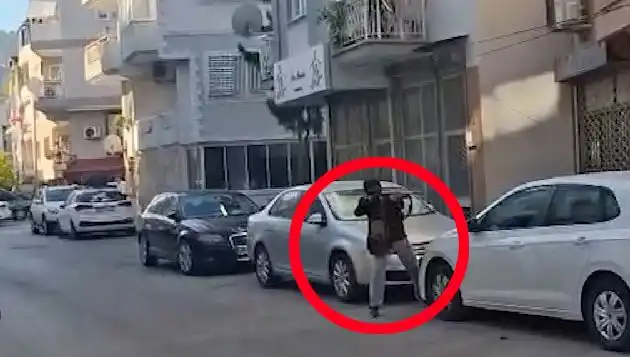 İzmir'deki Silahlı Çatışma: Saldırganla Polis Arasında Gergin Dakikalar