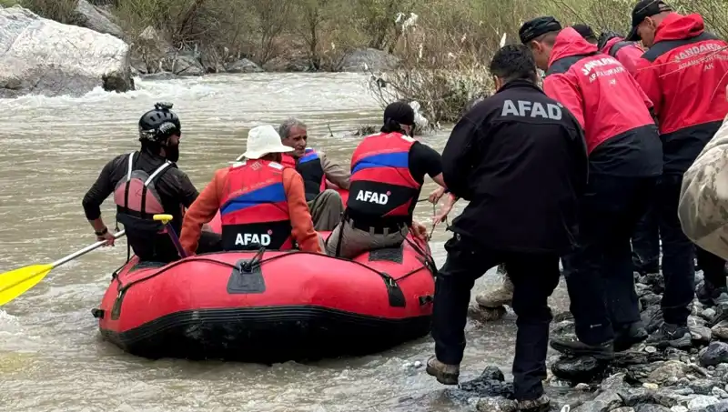 Zap Suyu'nda Mahsur Kalan 4 Kişi İtfaiye Ekiplerince Kurtarıldı