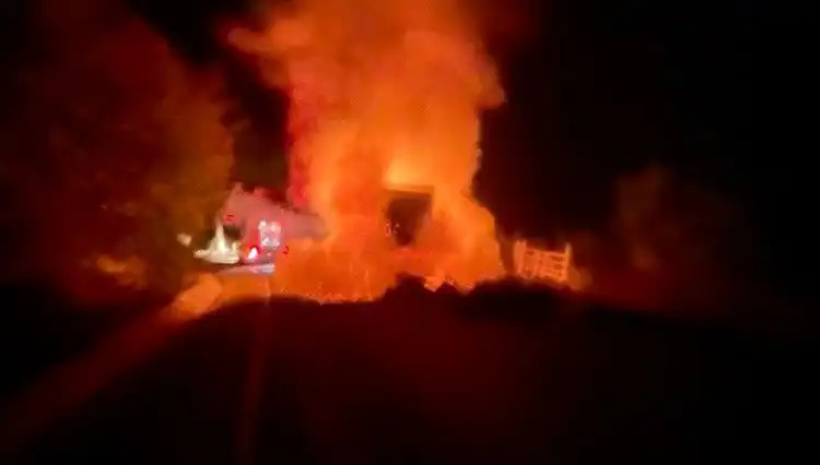 Seyir Halindeki Kamyonetin Korkunç Yangını Trafiği Felç Etti
