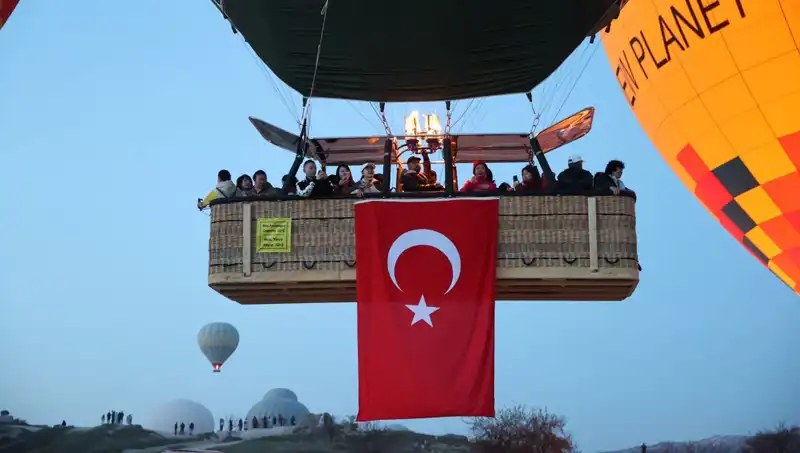 Kapadokya'nın Gökyüzünde Türk Bayraklarıyla 23 Nisan Coşkusu