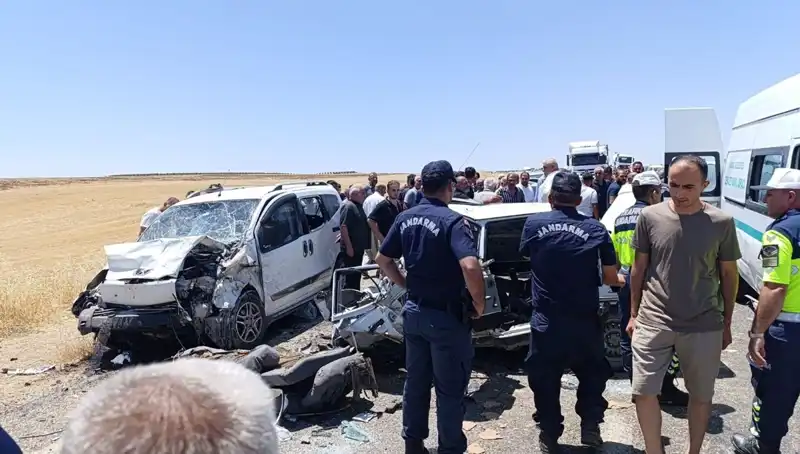 Otomobil ile Hafif Ticari Araç Çarpıştı: Korkunç Kazada 4 Kişi Hayatını Kaybetti
