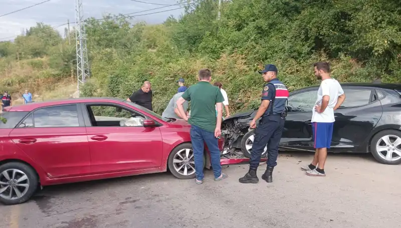 Karamürsel'de Trafik Kazası: İki Otomobil Çarpıştı, 4 Kişi Yaralı