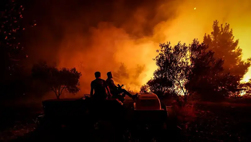 Çanakkale'de Orman Yangını Büyüyor: Binlerce Kişi Tahliye Edildi!