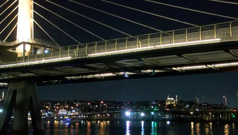 İstanbul'da Metro Köprüsünden Denizeye Düşen Kişi İçin Arama Başlatıldı