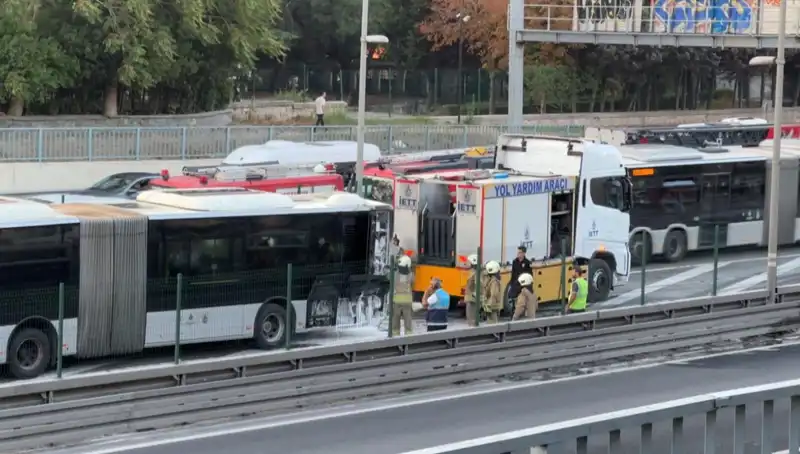 İstanbul'da Metrobüs Yangını: Trafik Kaosu ve İhmal İddiaları