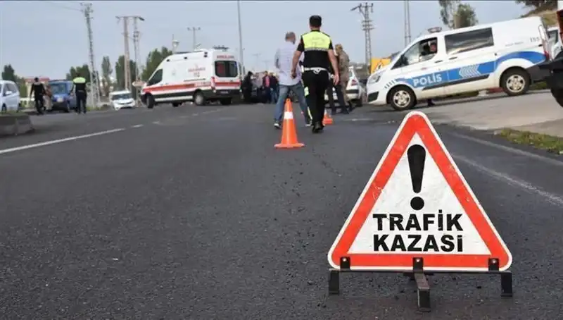 Antalya'da Otomobil Kazası: Kanalda Devrilen Araçta İki Yaralı