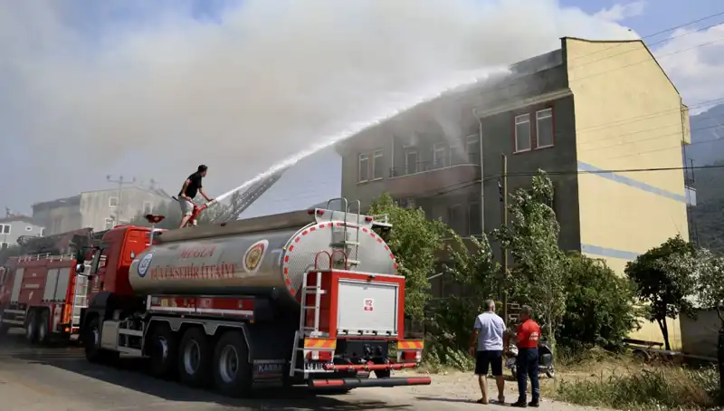 Çatı Katında Yangın Paniği: Mahalleyi Sarsan Olay