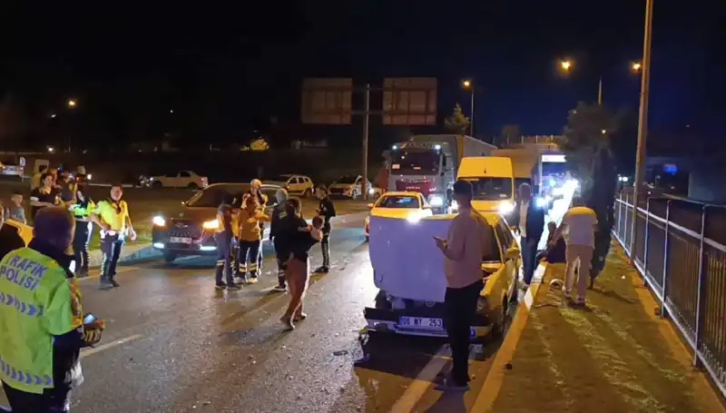 Otoyolda Meydana Gelen Kuralsız Geri Dönüş Kazası: İkisi Çocuk Dört Kişi Yaralandı