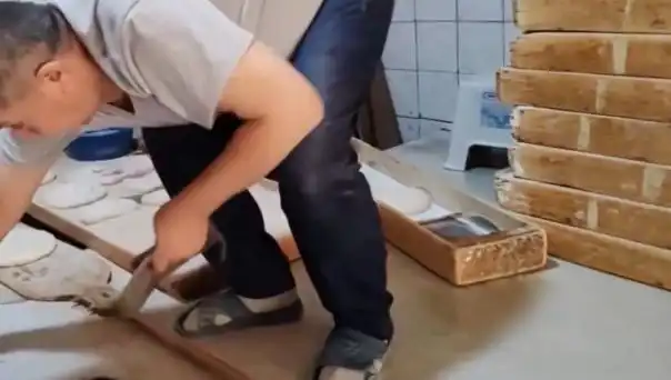 Fırın Ceza Kesildi: Terlikle Pide Tezgahına Basan İşletmeci Şaşırdı