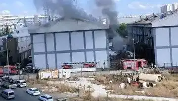 Başakşehir Sanayi Sitesinde Korkutan Yangın: İtfaiye Ekipleri Zamanla Yarıştı