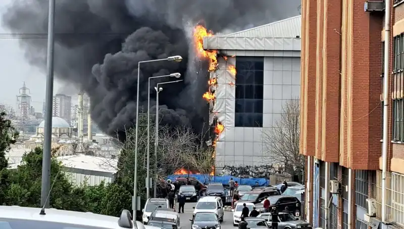 Başakşehir'deki Sanayi Sitesinde Korkutan Yangın: Anbean Gelişmeler