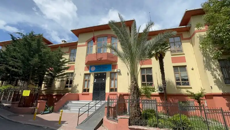 Depremde Hasar Gören Okullar Boşaltıldı: Eğitimde Risk Alarmı