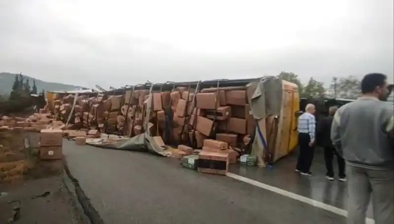 Ankara Yolu’nda TIR Devrildi: Trafik Durma Noktasına Geldi
