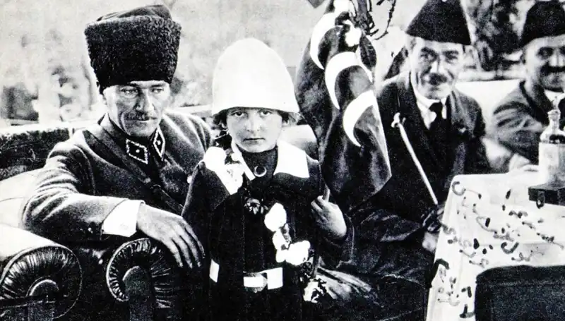 O Şapkanın Altında Bir Bayram Doğdu: Fotoğrafın Hikayesi