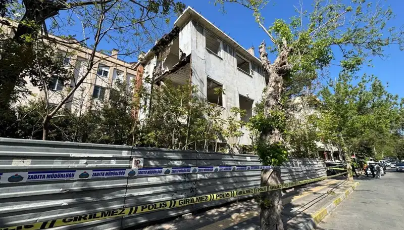 Bakırköy'de Metruk Bina Depremde Kısmen Çöktü: Tehlike Alarmı!